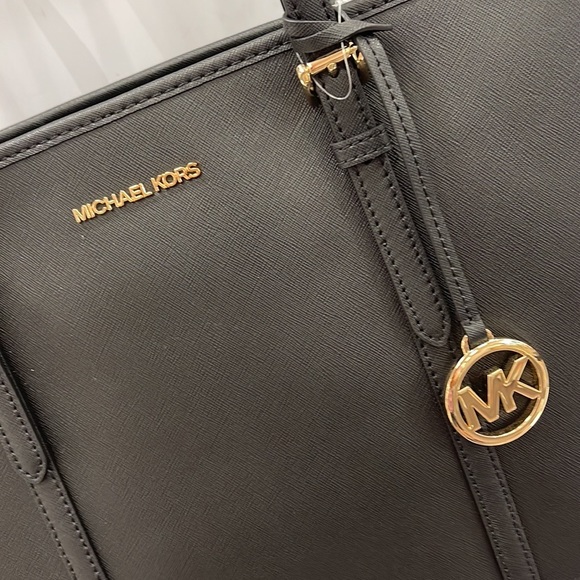 MICHAEL KORS
Jet Set Travel Large Top Zip Shoulder Tote Saffiano Leather
Black - Picture 8 of 16